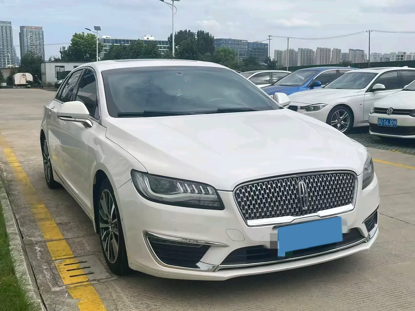 2017 LINCOLN MKZ thumbnail 3