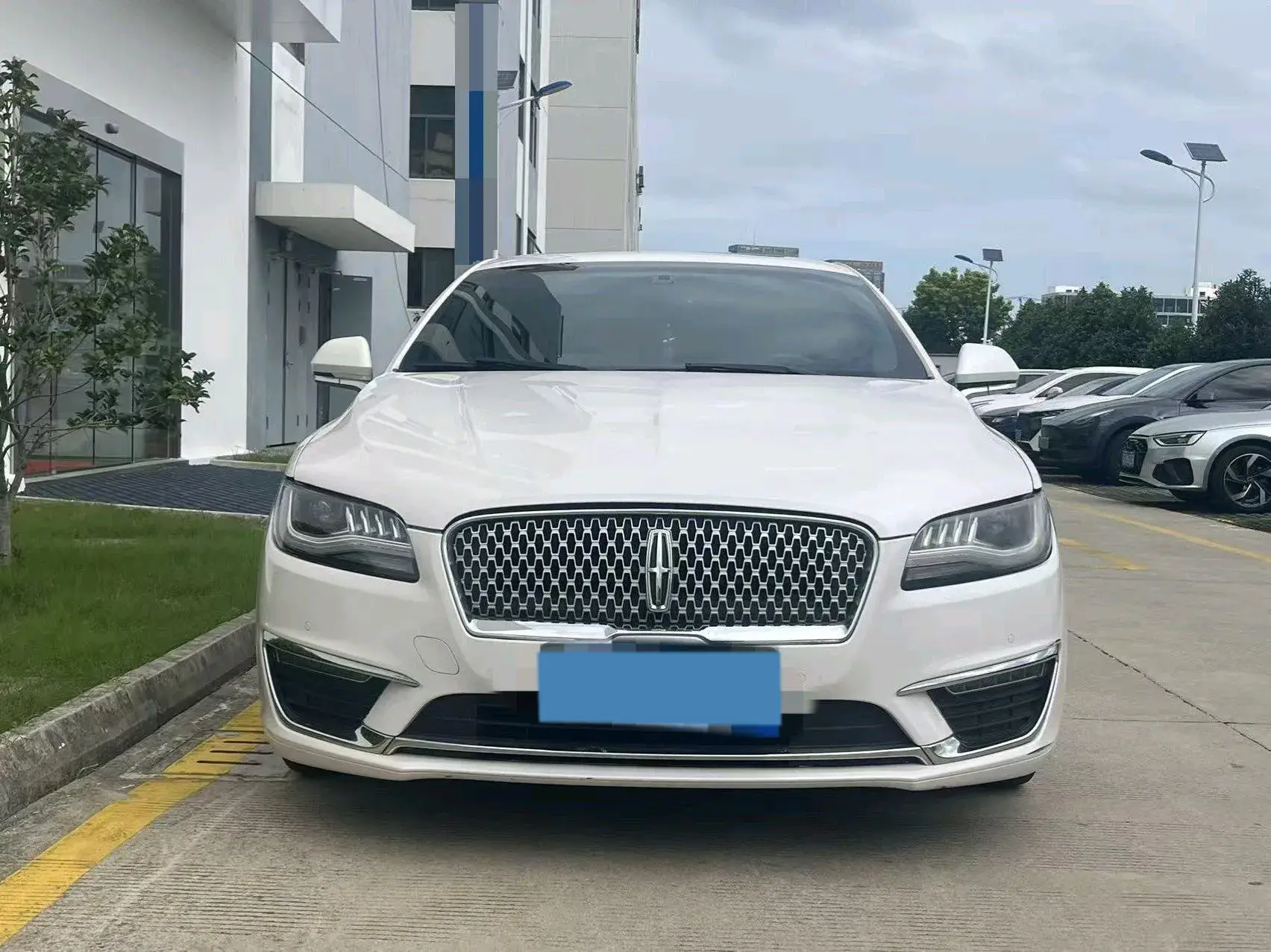 2017 LINCOLN MKZ thumbnail 2