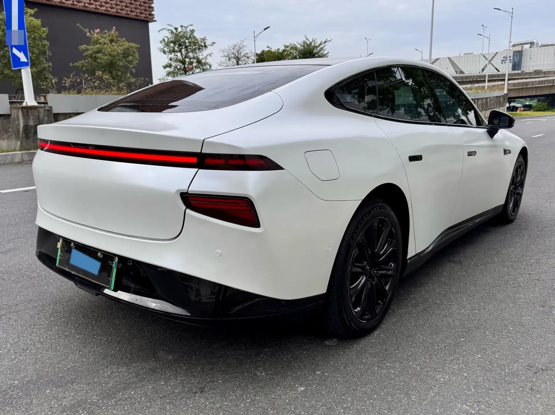 2022 XPENG P7 thumbnail 4