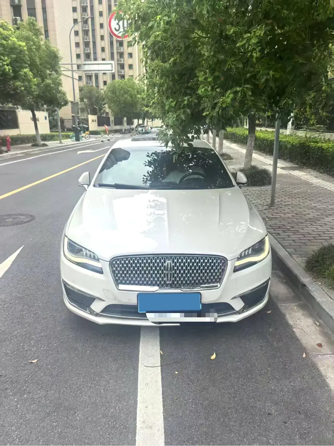 2017 LINCOLN MKZ thumbnail 2