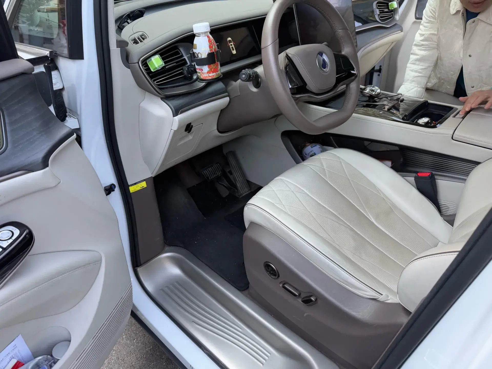 2022 DENZA D9 thumbnail 2