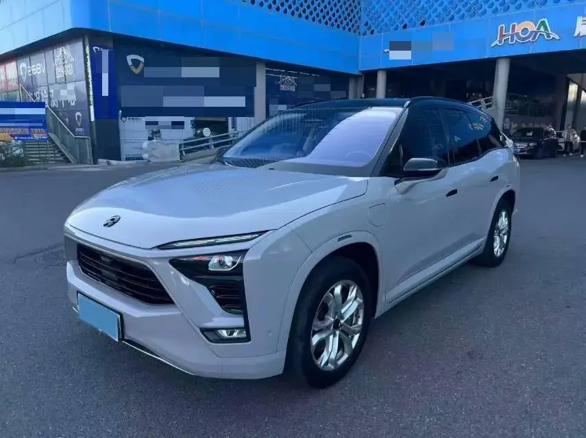 2018 NIO ES8 view 1
