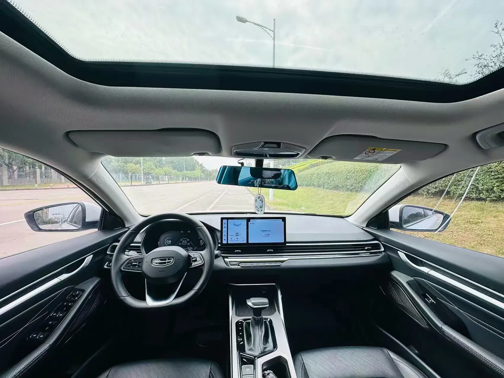 2023 GEELY EMGRAND thumbnail 3