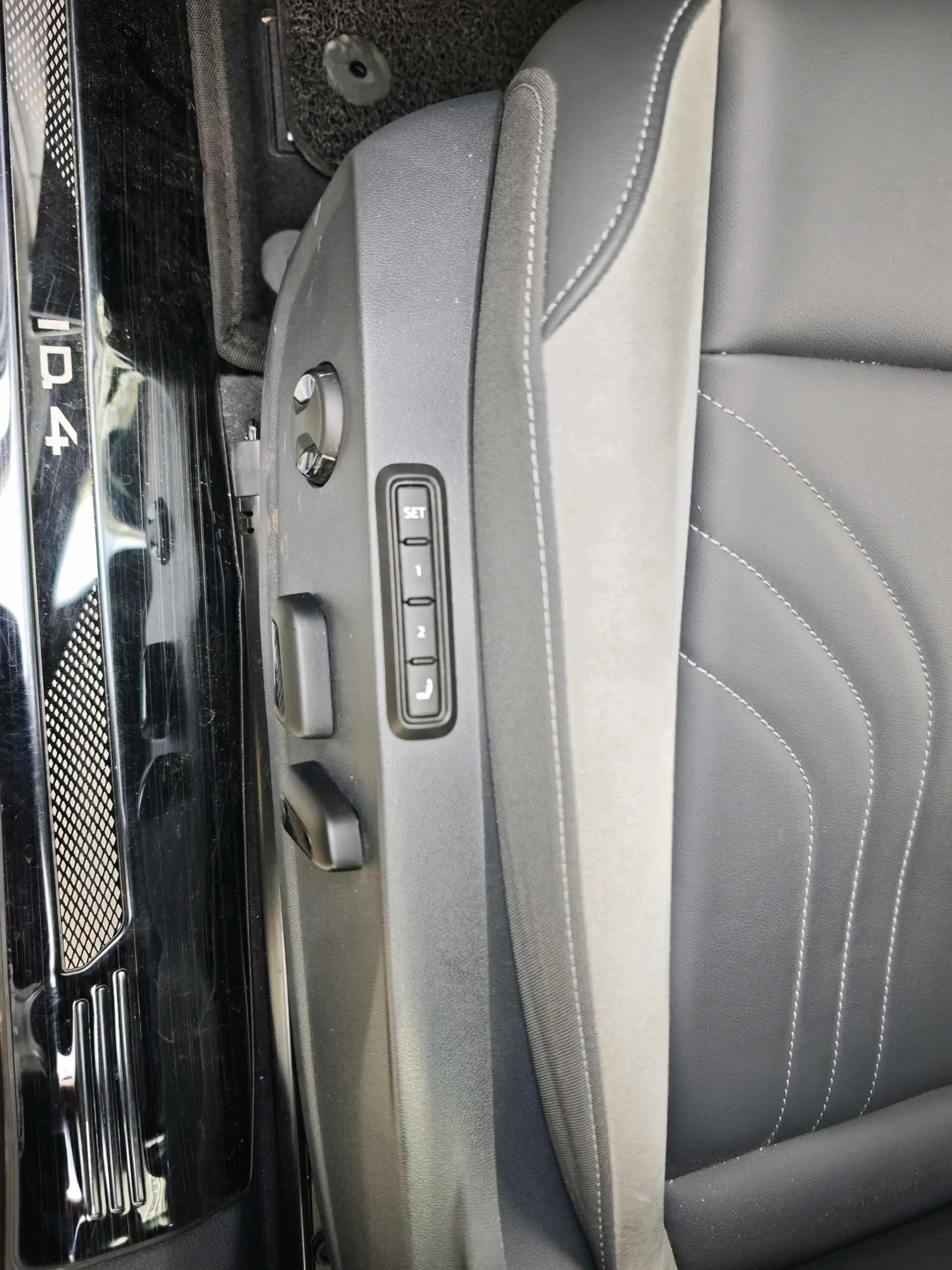 2021 VOLKSWAGEN ID.4 thumbnail 4