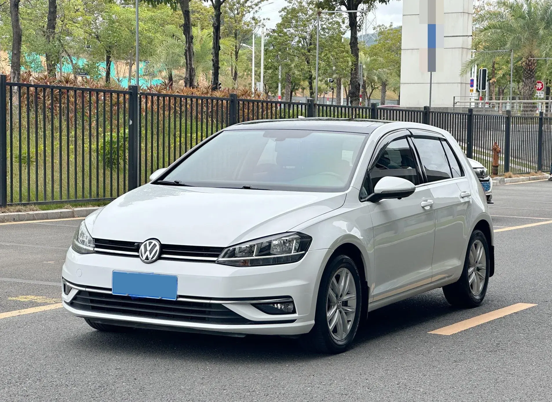 2019 VOLKSWAGEN GOLF view 1
