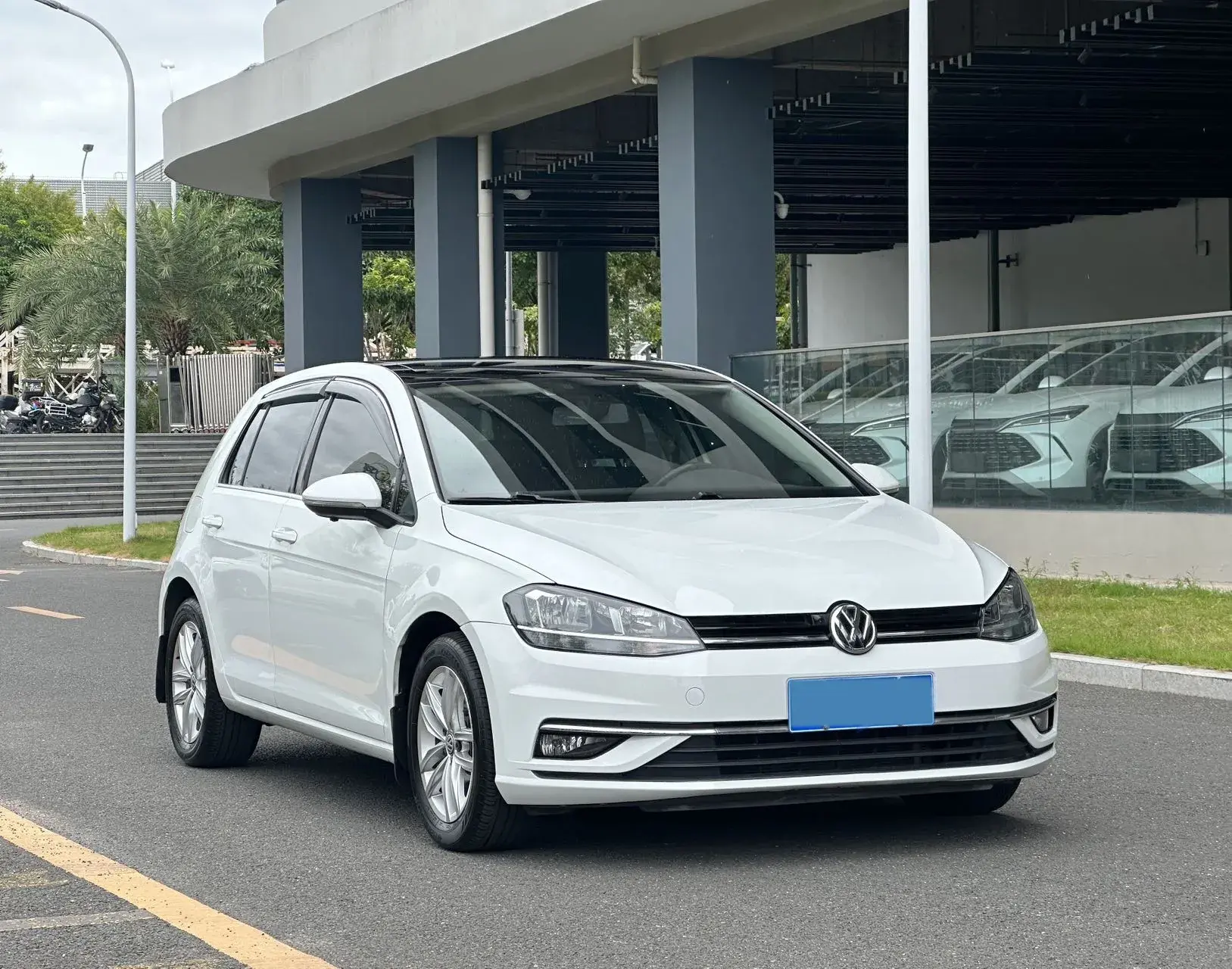 2019 VOLKSWAGEN GOLF thumbnail 3
