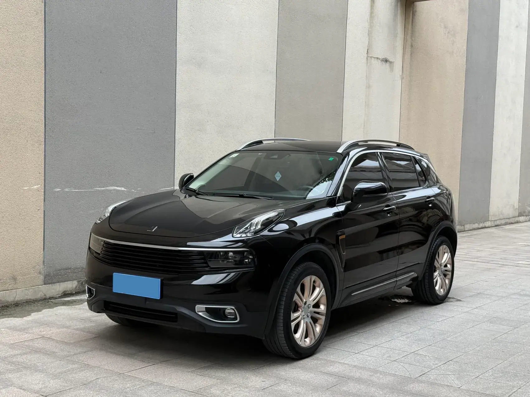 2017 LYNK&CO 01 view 1