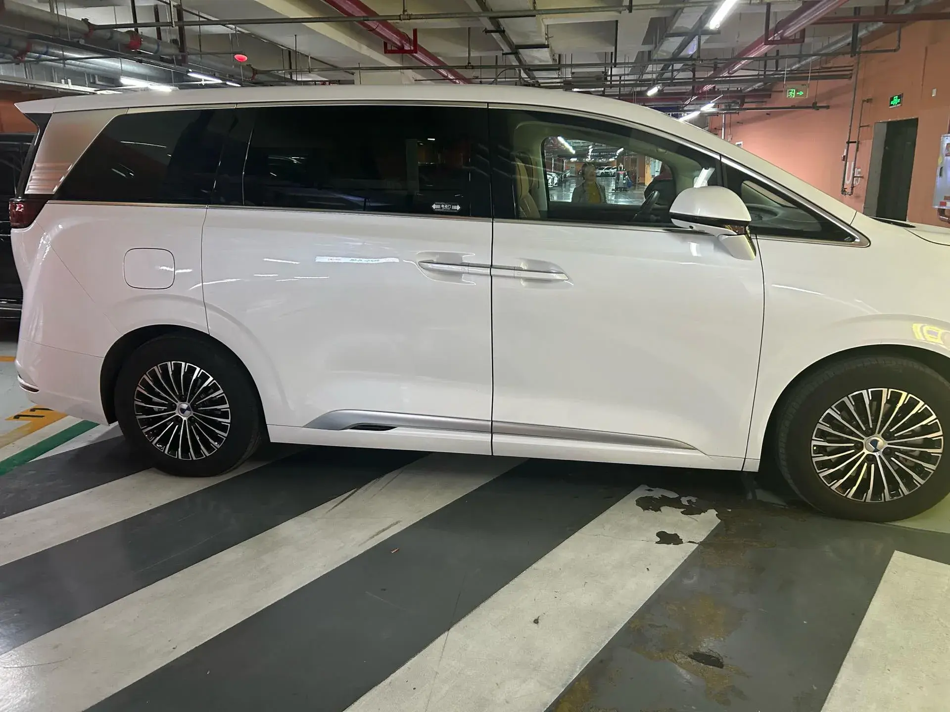 2022 DENZA D9 thumbnail 3