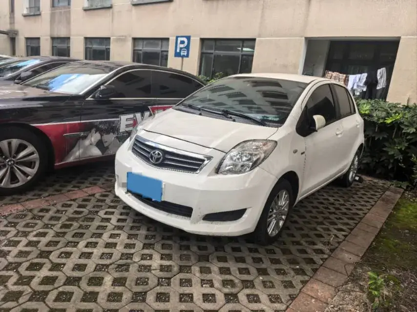 2011 Toyota Yaris 1.6L 118HP L4 4AT