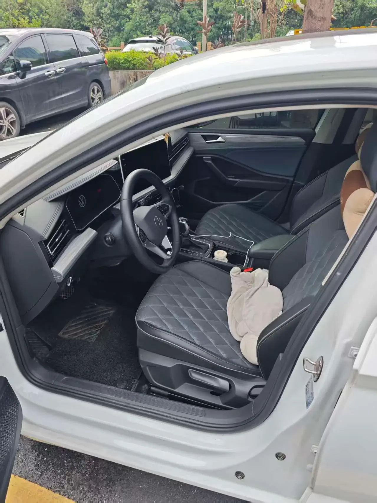 2023 VOLKSWAGEN SAGITAR thumbnail 3