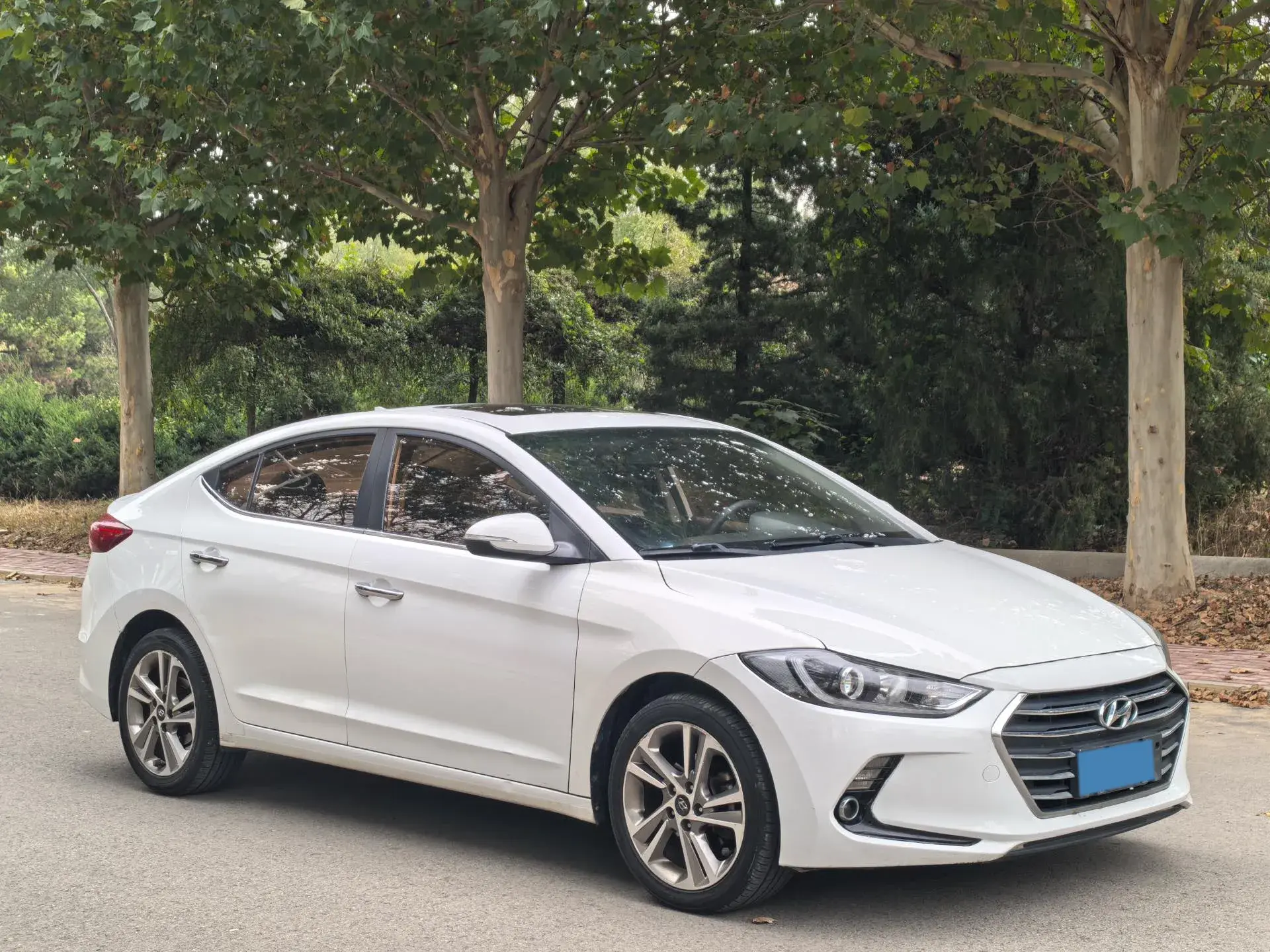 2016 HYUNDAI ELANTRA thumbnail 3