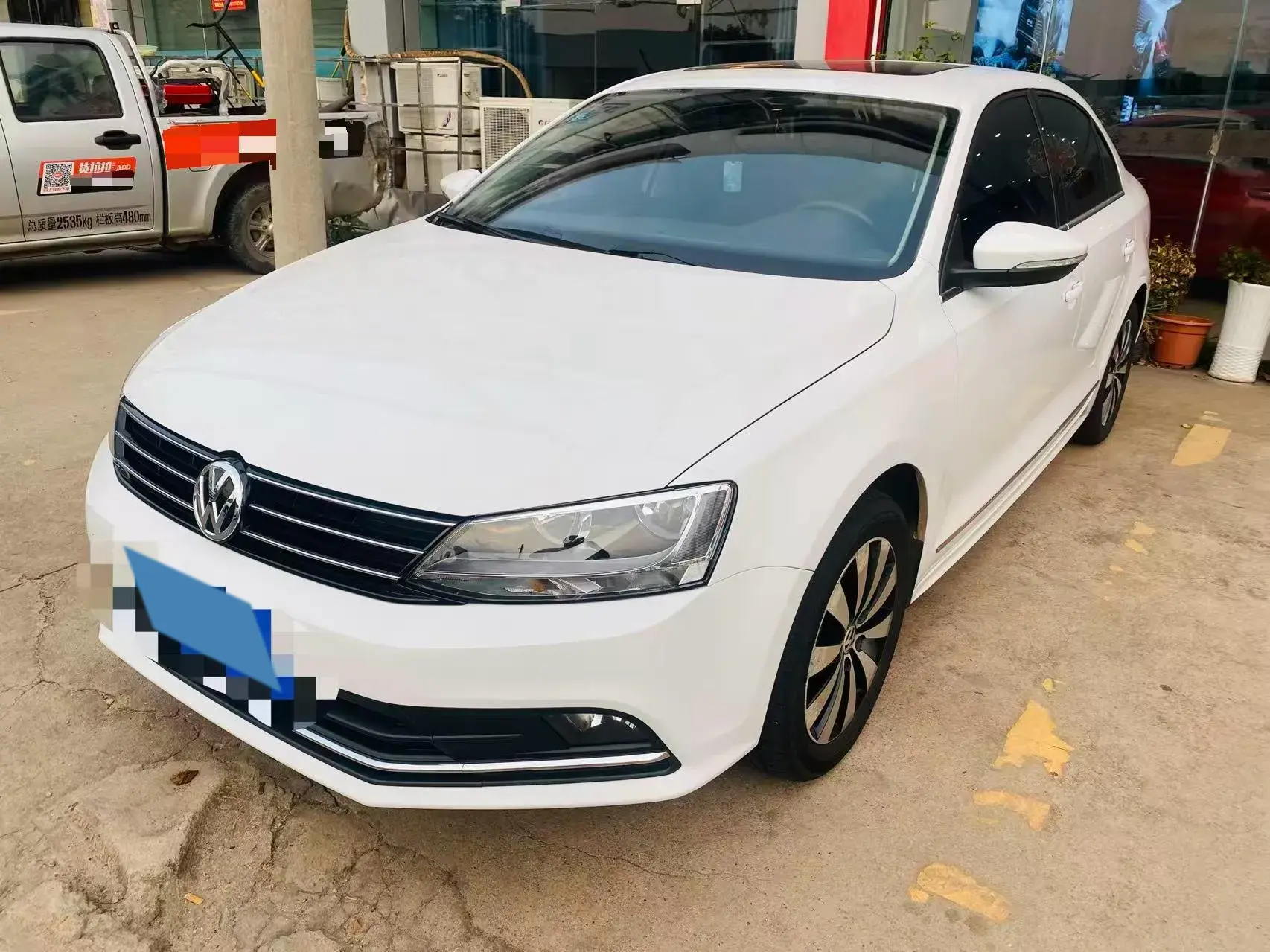 2018 VOLKSWAGEN SAGITAR view 1