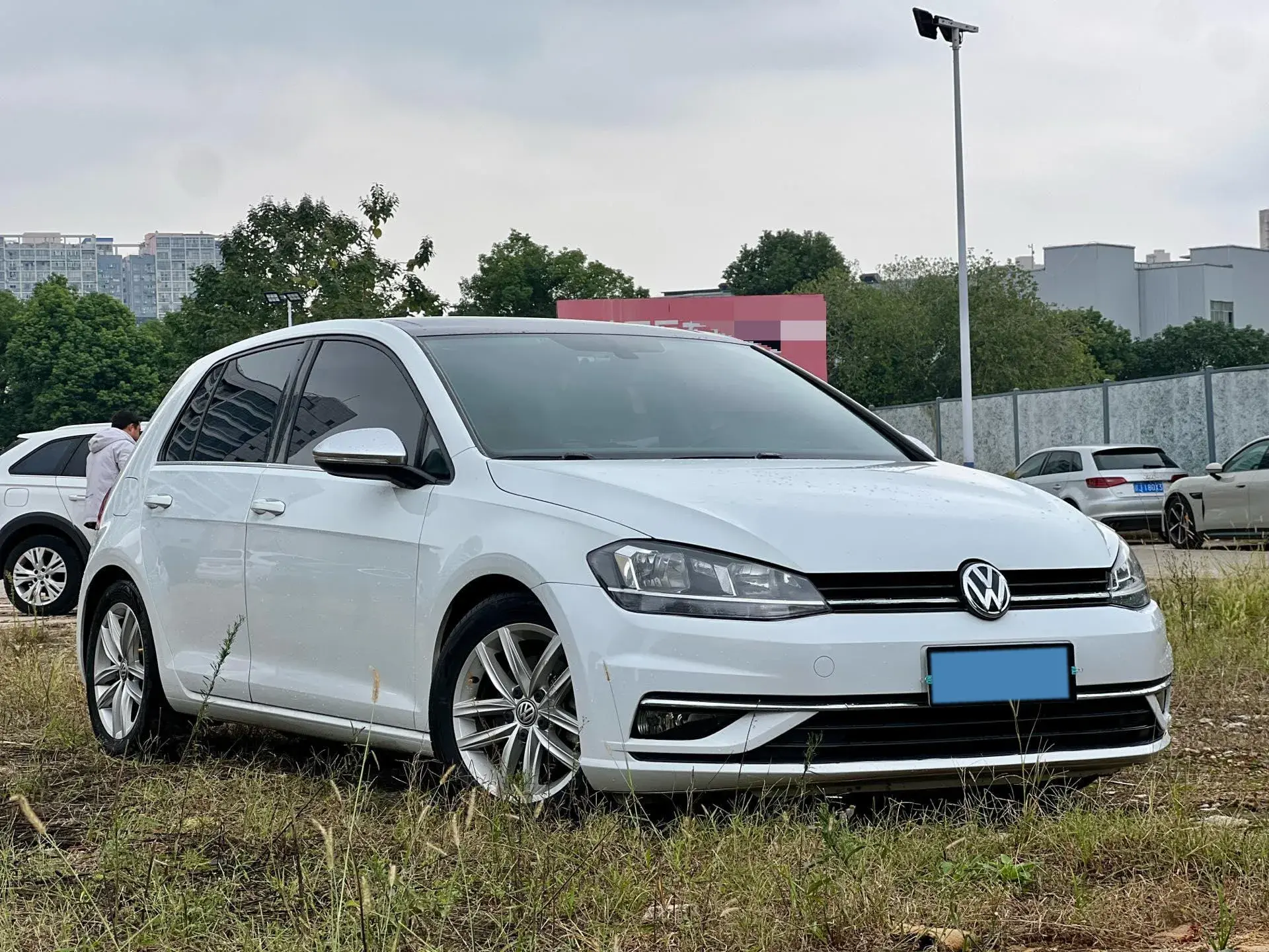 2019 VOLKSWAGEN GOLF thumbnail 3