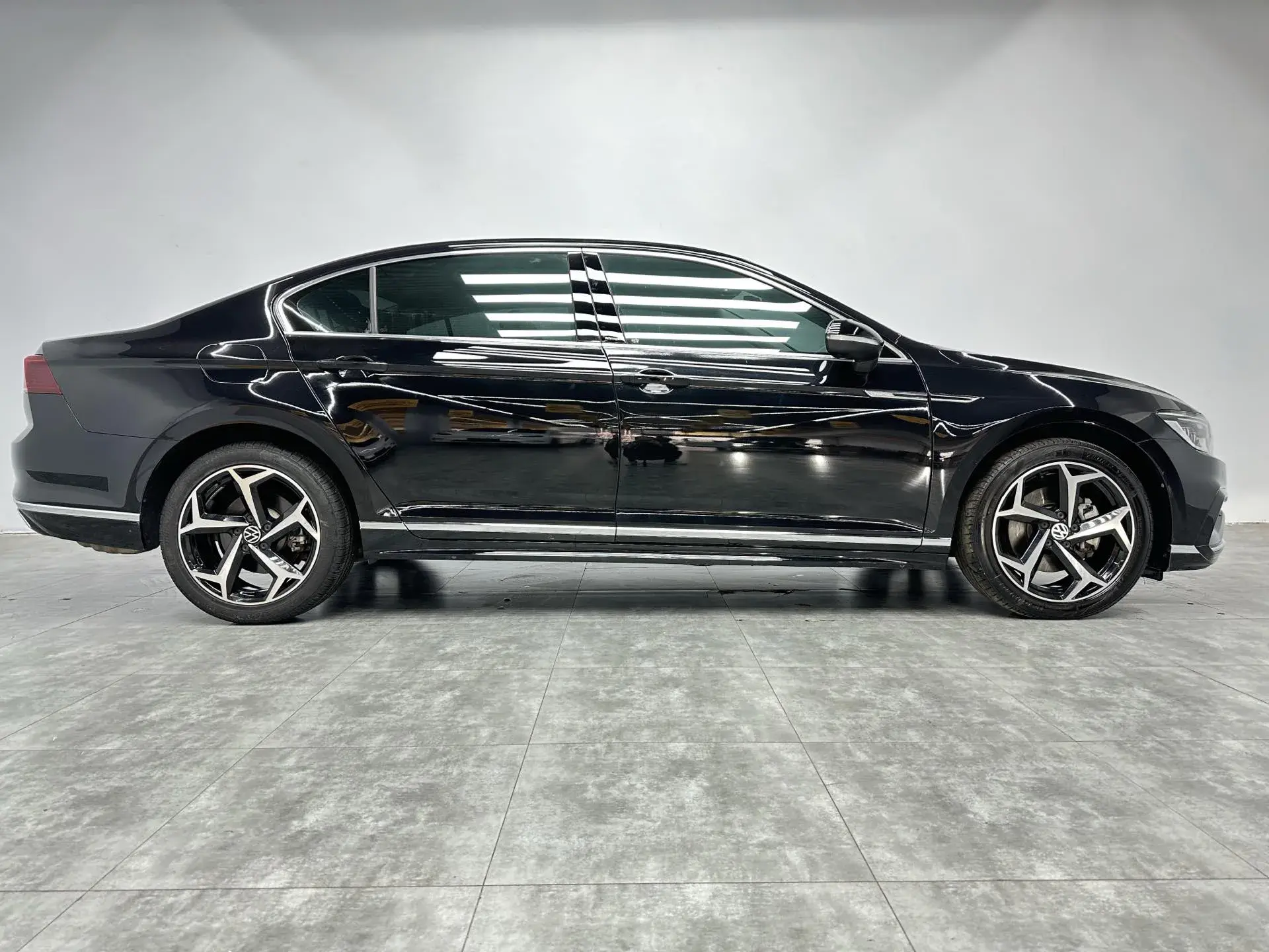 2023 VOLKSWAGEN MAGOTAN thumbnail 2