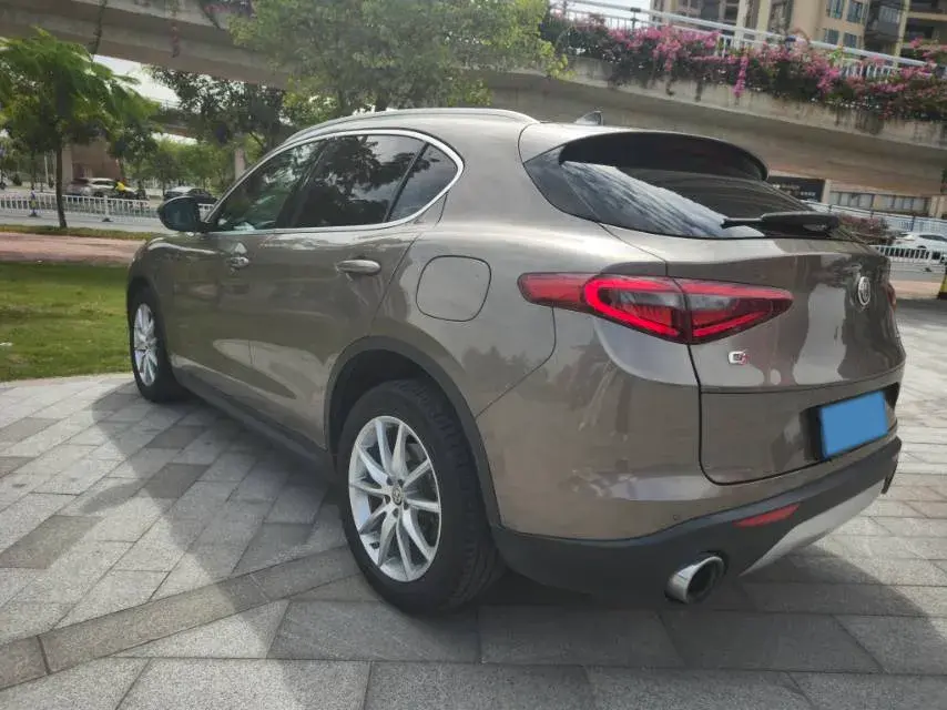 2017 ALFA ROMEO thumbnail 4