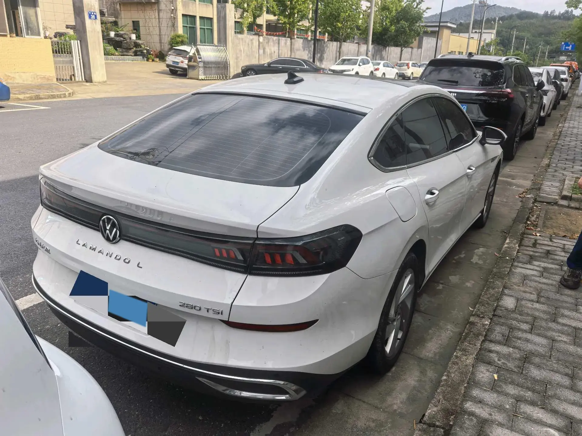 2023 VOLKSWAGEN LAMANDO thumbnail 3