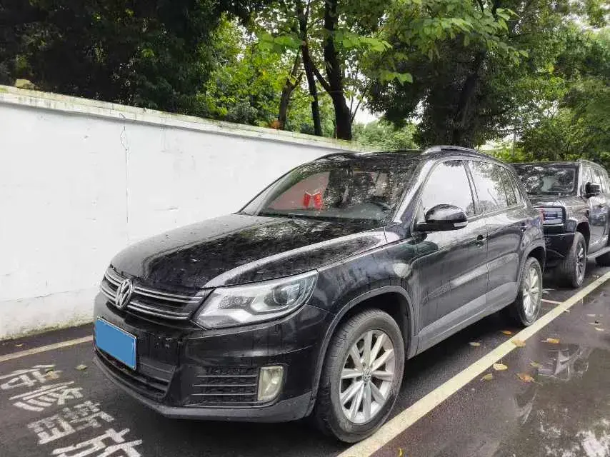 2017 VOLKSWAGEN TIGUAN view 1