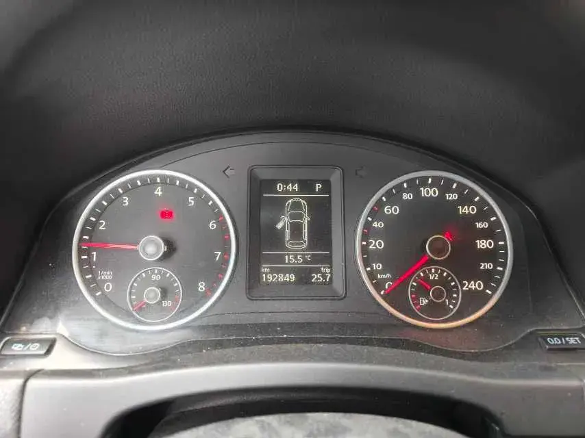 2017 VOLKSWAGEN TIGUAN thumbnail 4