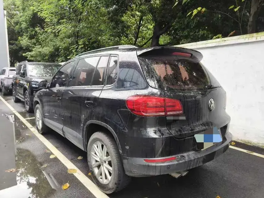 2017 VOLKSWAGEN TIGUAN thumbnail 3