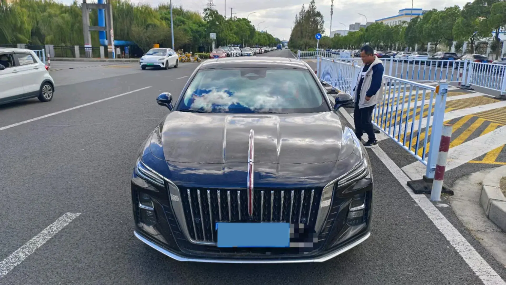 2022 HONGQI H5 thumbnail 3