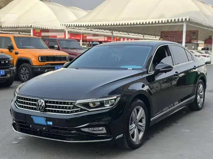 2025 VOLKSWAGEN MAGOTAN view 1