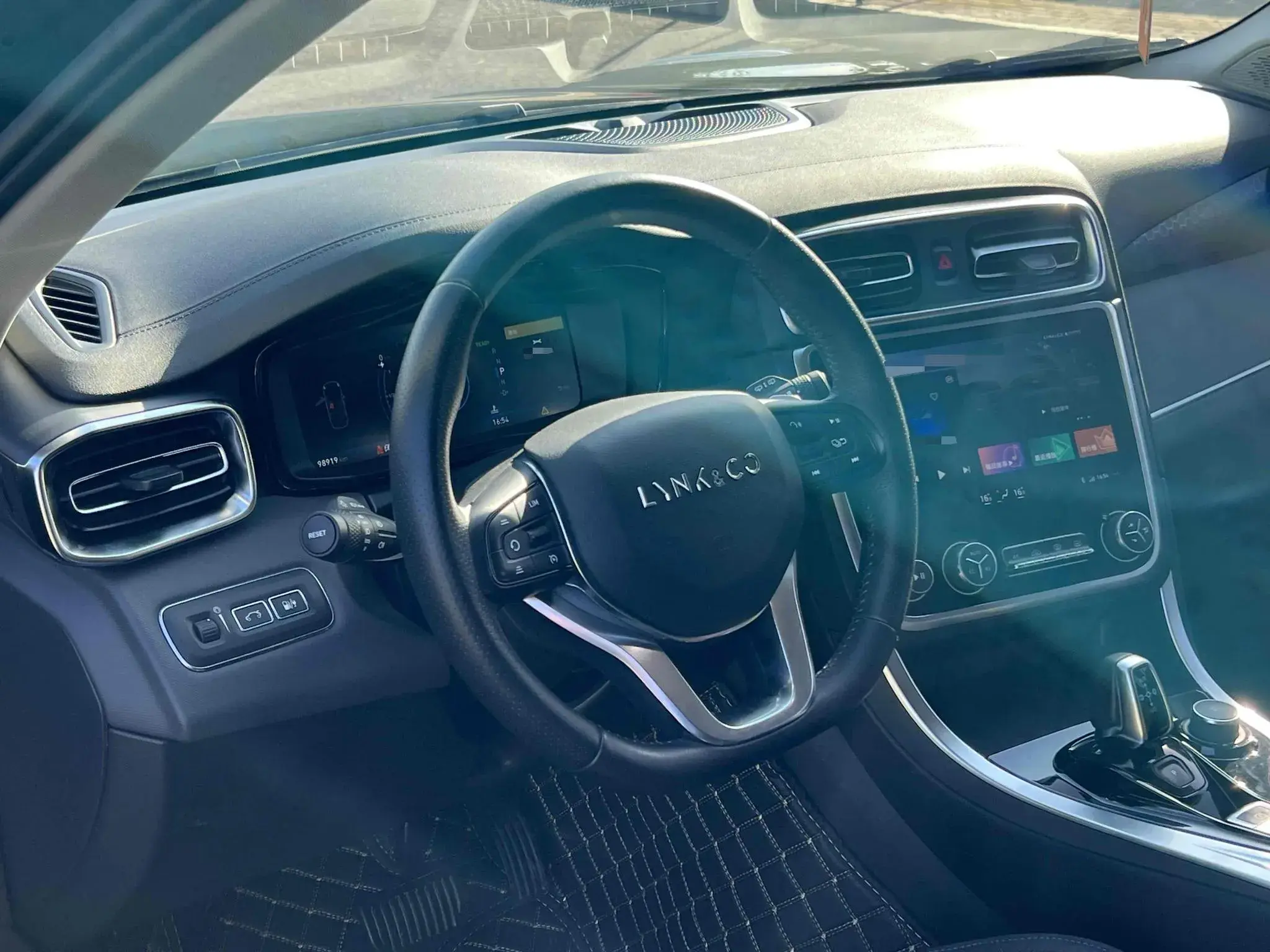 2018 LYNK&CO 01 thumbnail 3