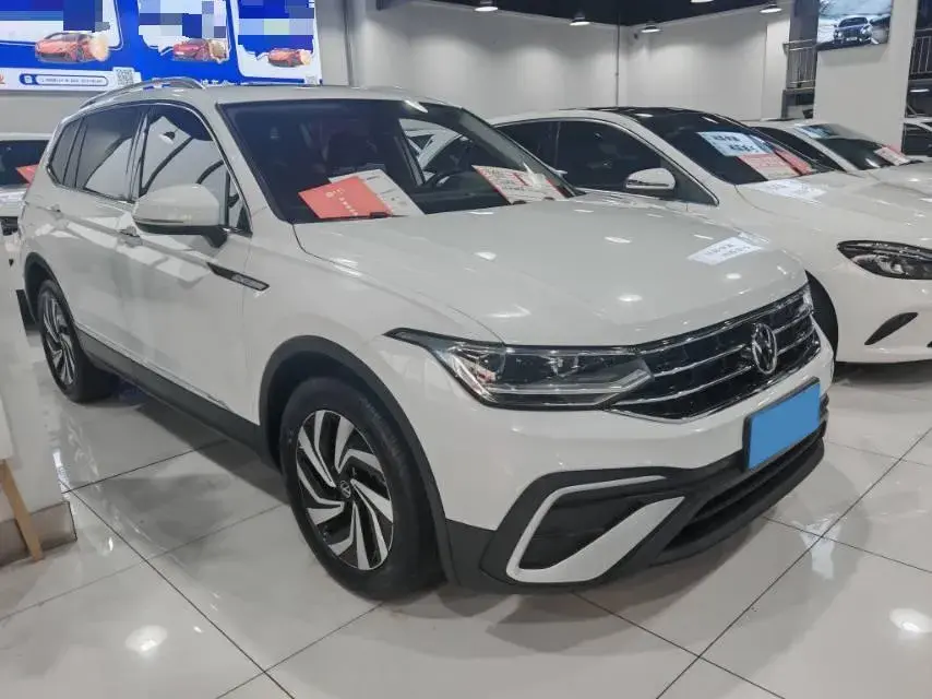 2023 VOLKSWAGEN TIGUAN thumbnail 3