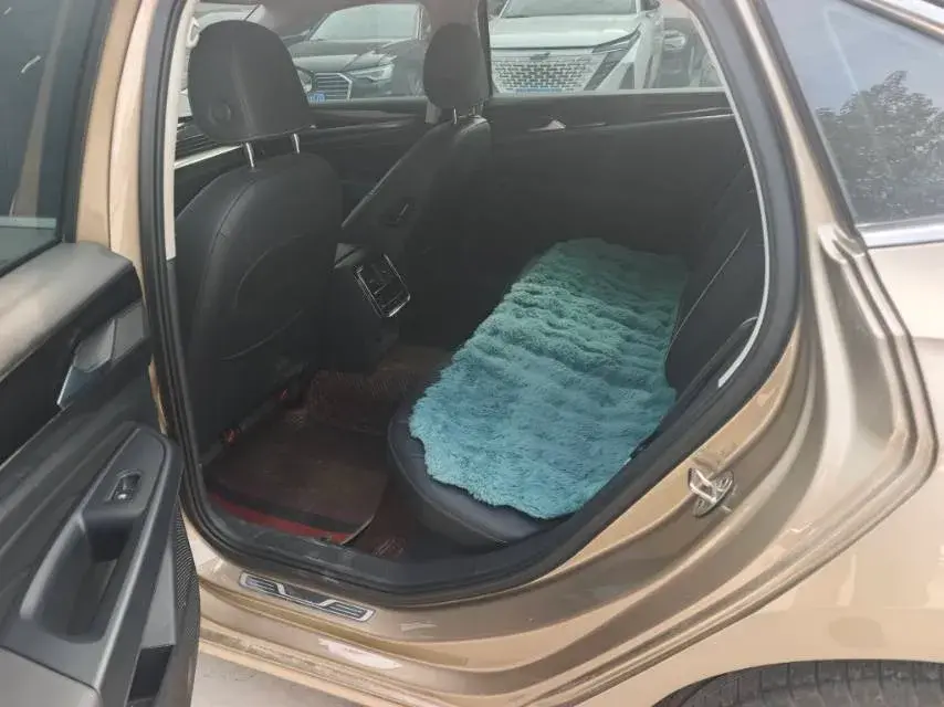 2021 VOLKSWAGEN PASSAT thumbnail 4