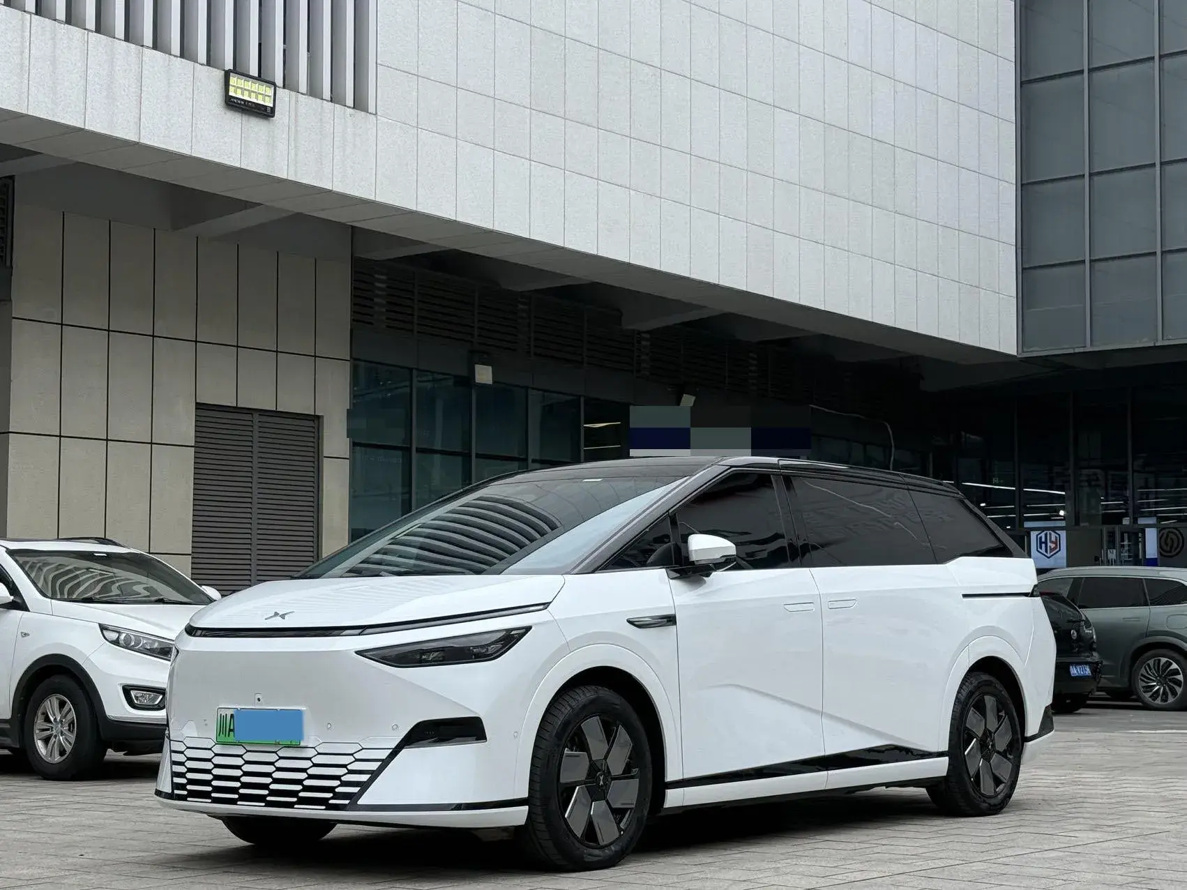 2024 XPENG X9 view 1