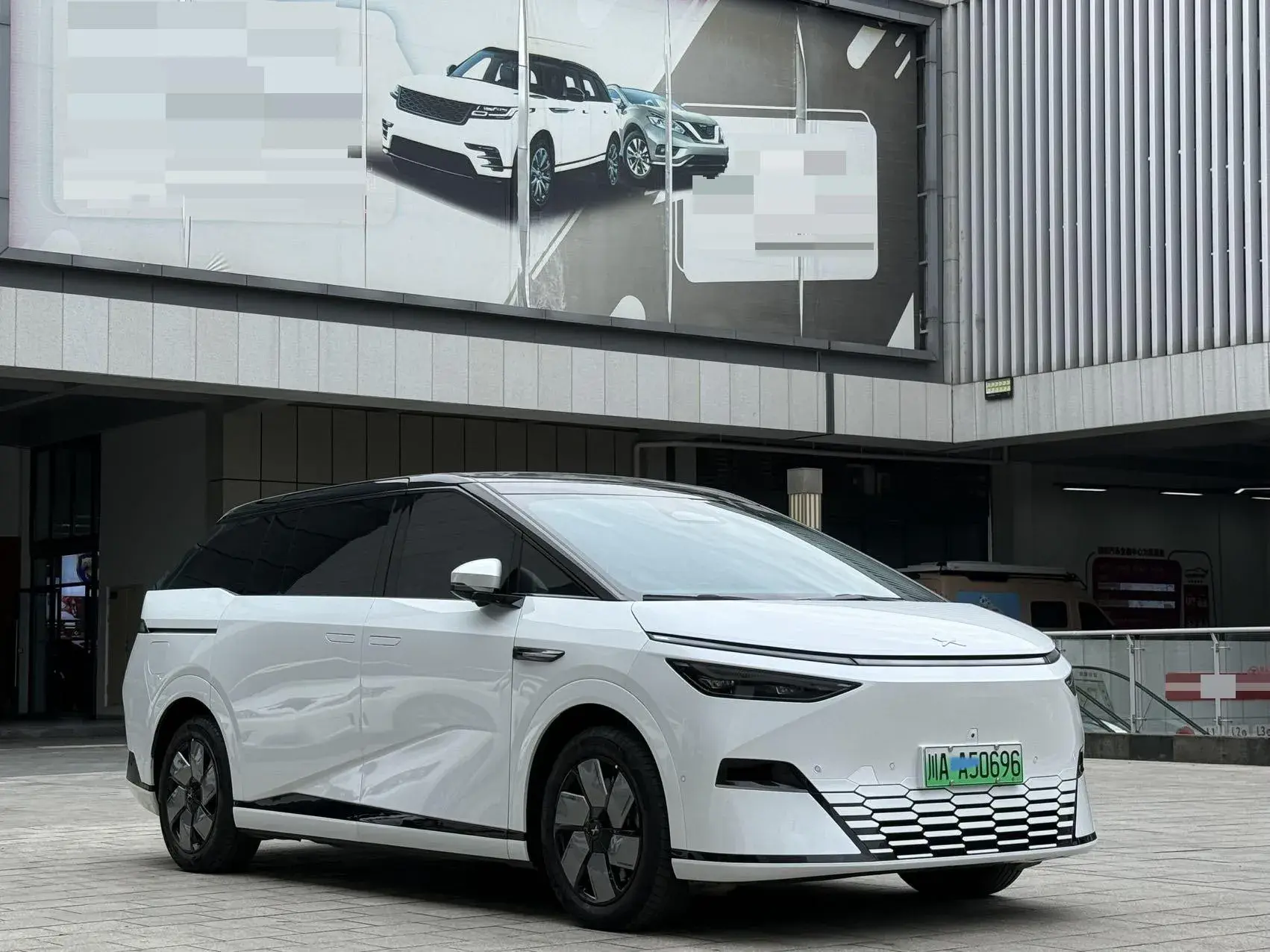 2024 XPENG X9 thumbnail 3