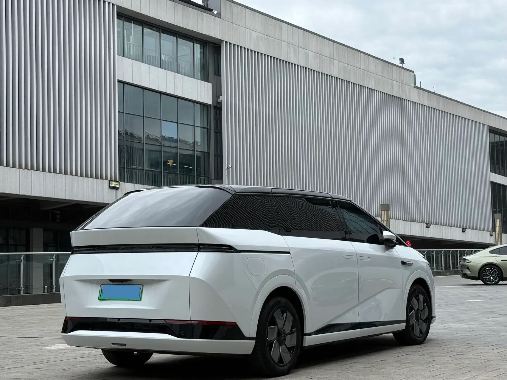 2024 XPENG X9 thumbnail 4