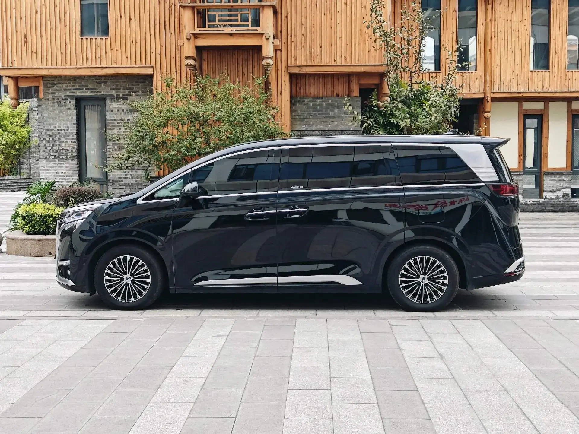 2022 DENZA D9 thumbnail 2