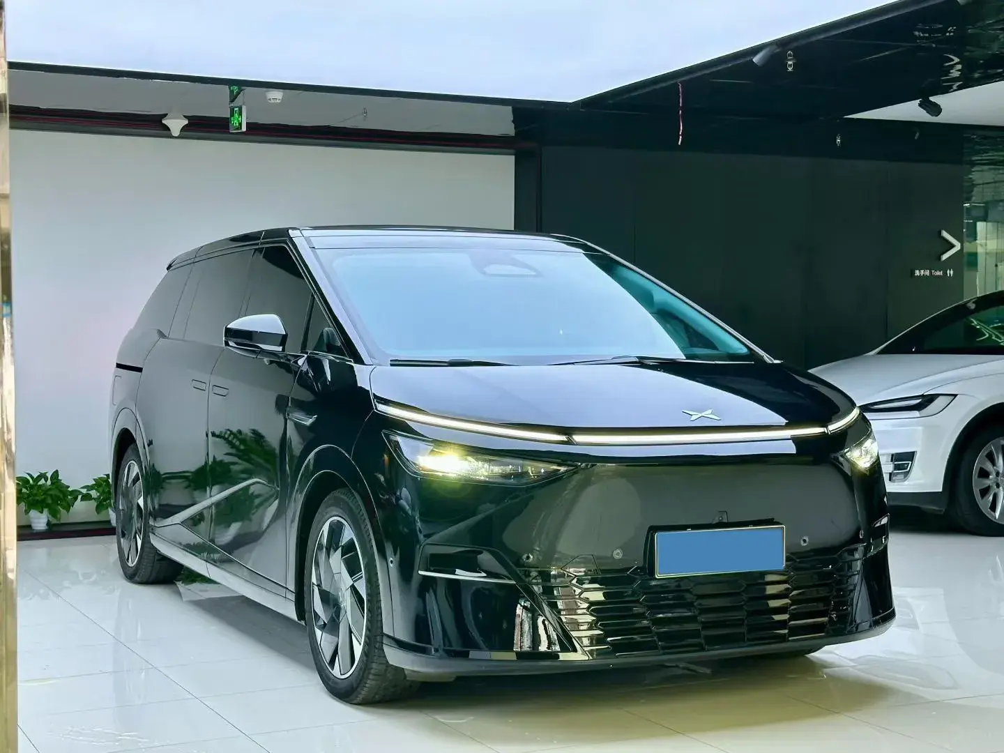 2024 XPENG X9 thumbnail 3