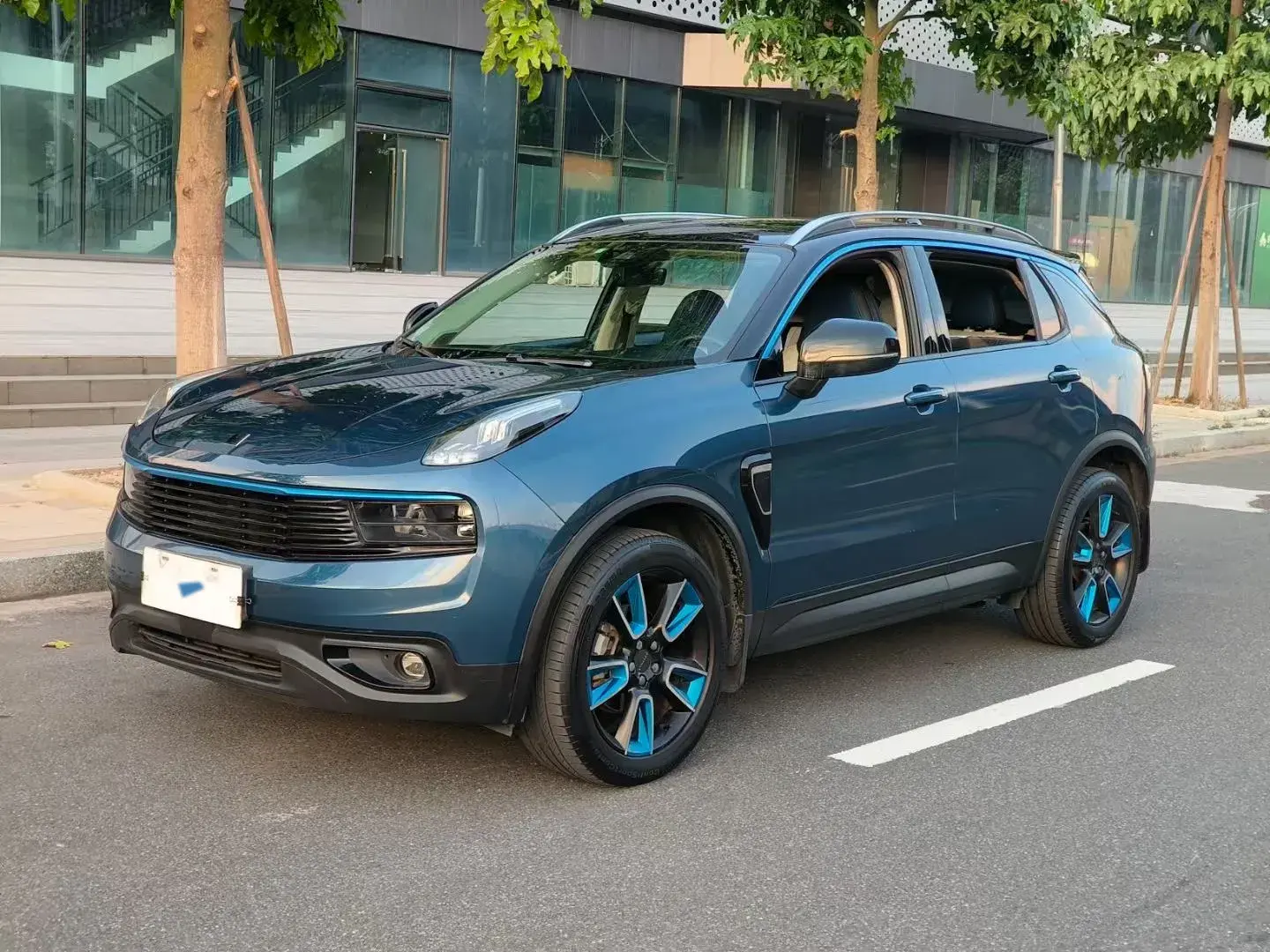 2017 LYNK&CO 01 view 1