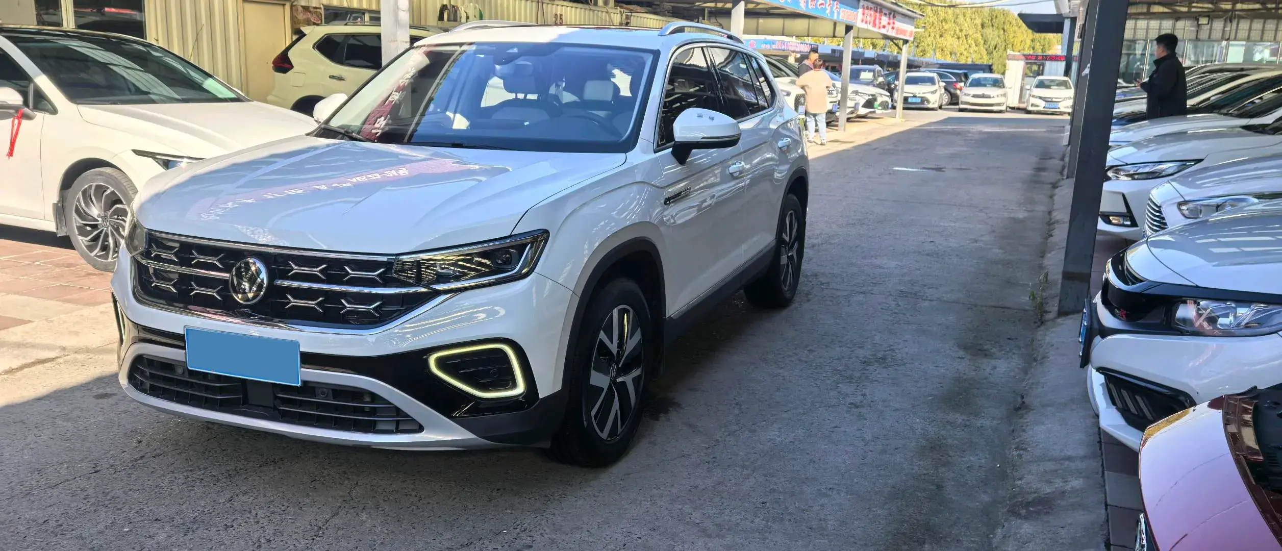 2022 VOLKSWAGEN TAYRON view 1