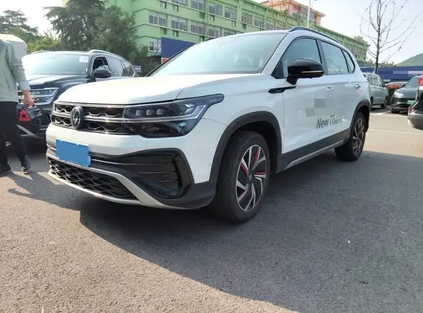 2024 VOLKSWAGEN THARU view 1