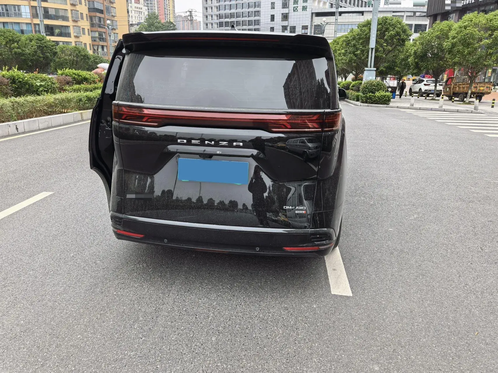 2025 DENZA D9 thumbnail 4