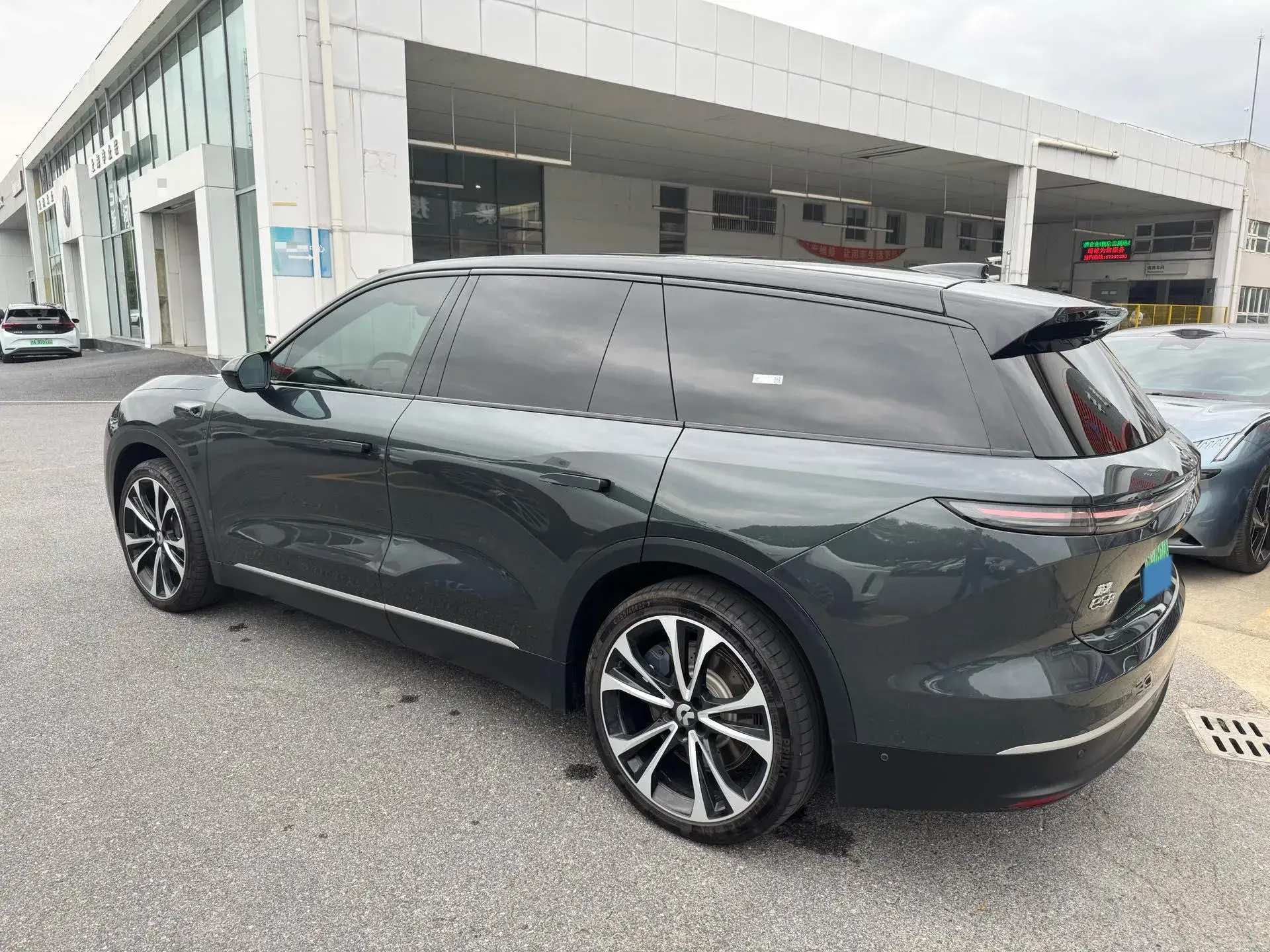 2023 NIO ES8 thumbnail 3