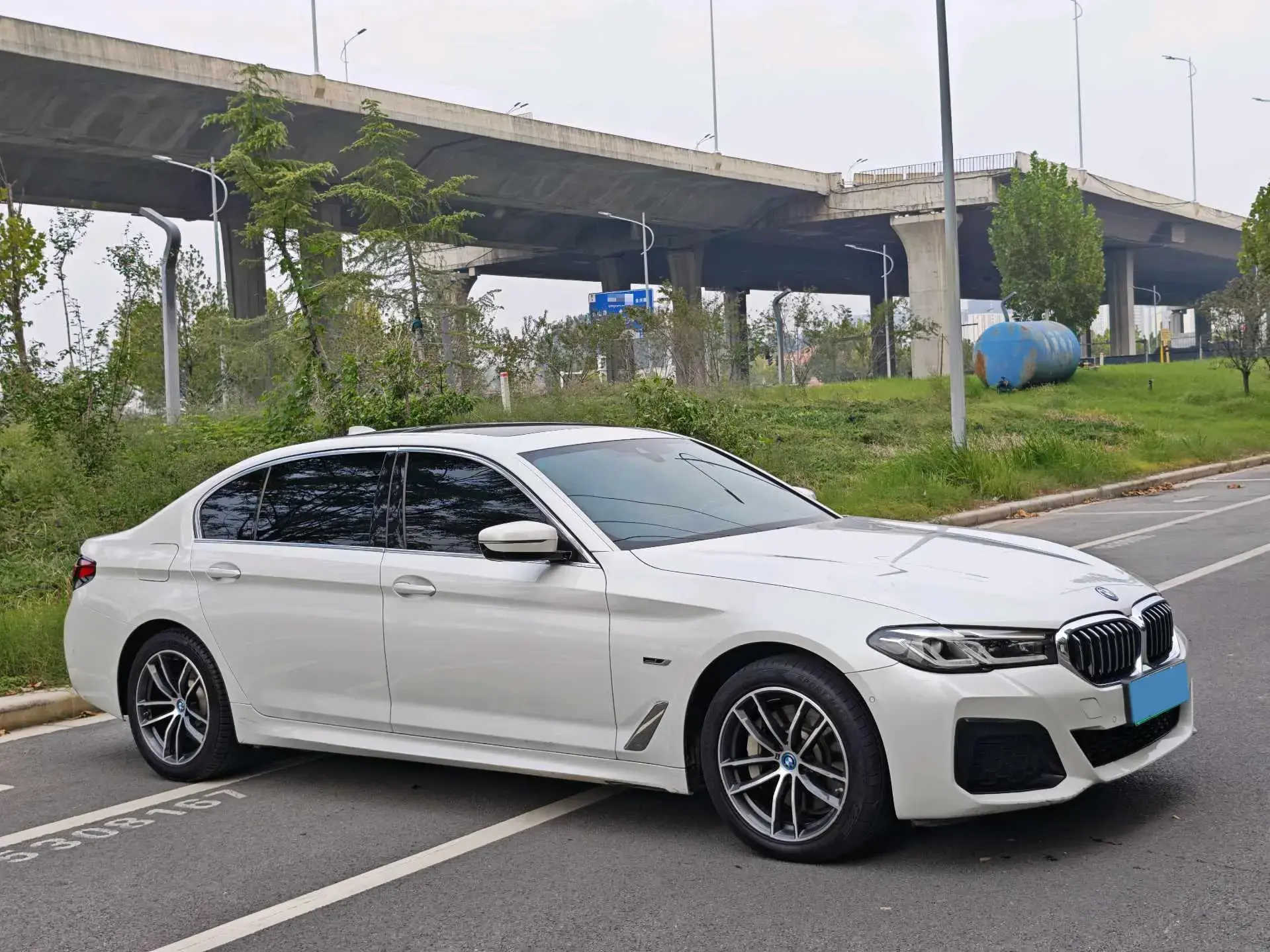 2022 BMW 5 thumbnail 2