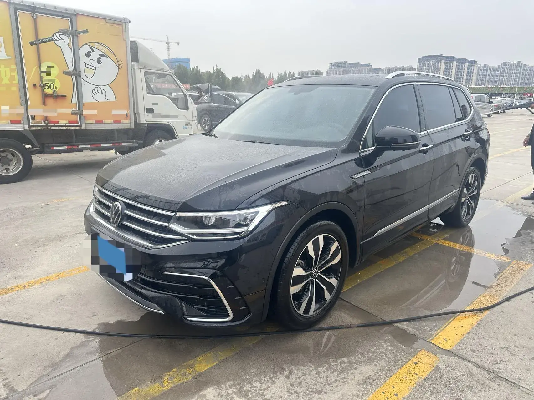 2024 VOLKSWAGEN TIGUAN view 1