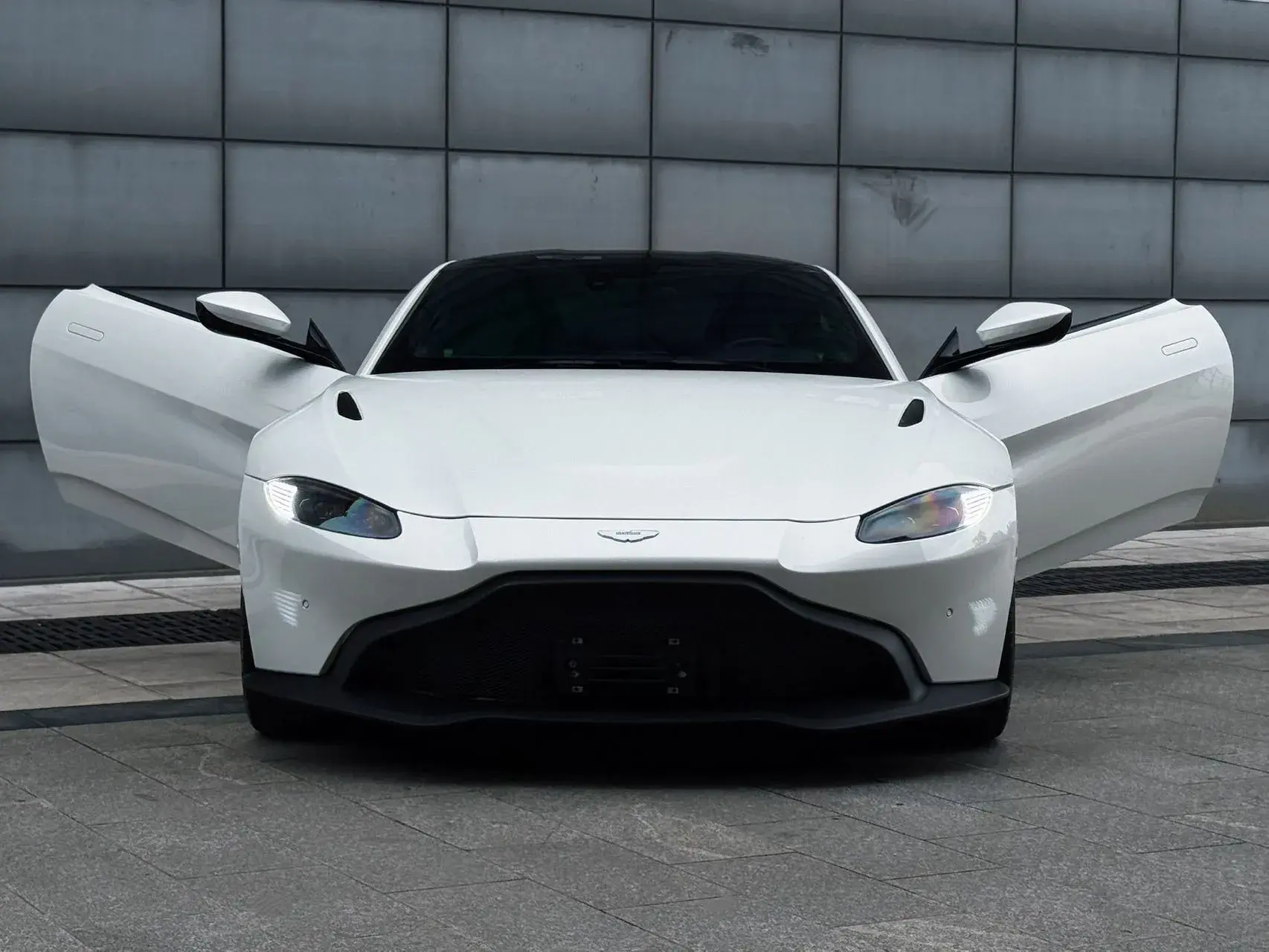 2018 ASTON MARTIN thumbnail 4