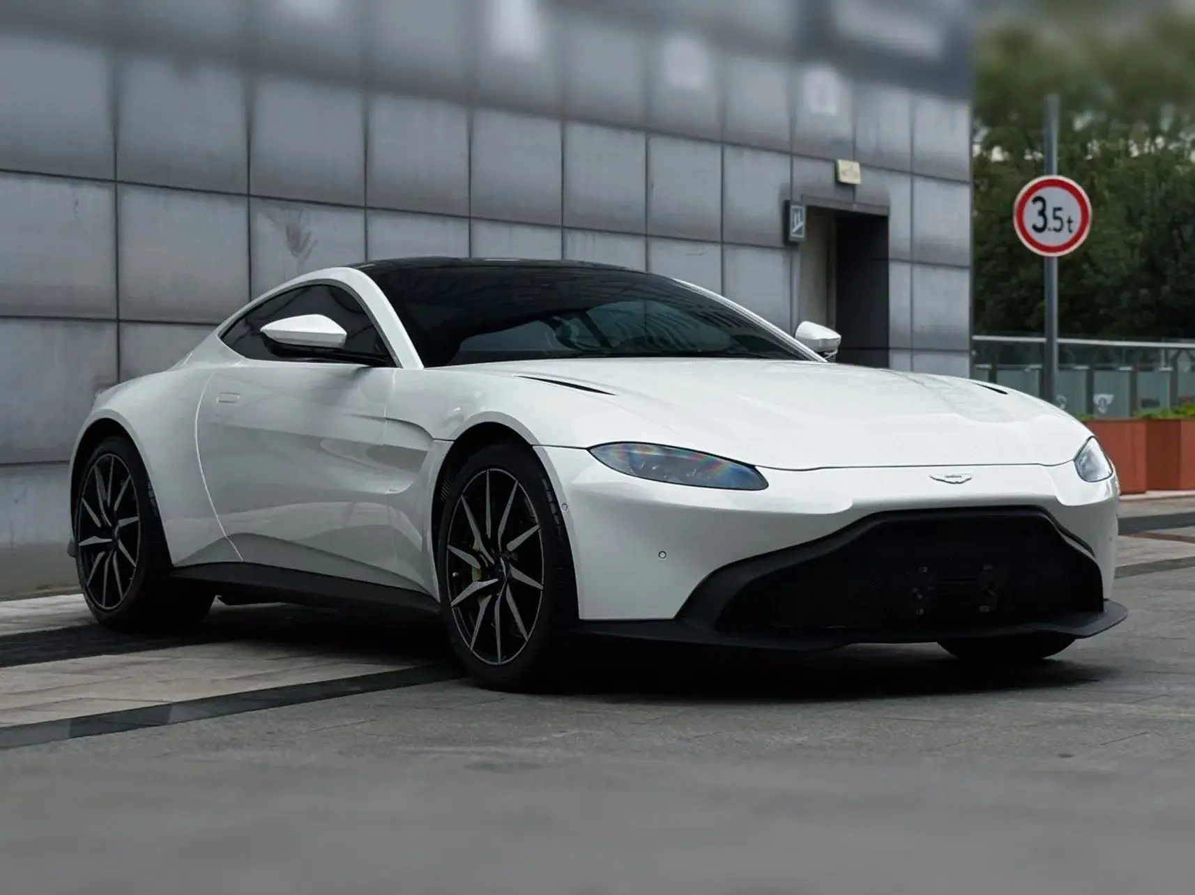 2018 ASTON MARTIN thumbnail 3