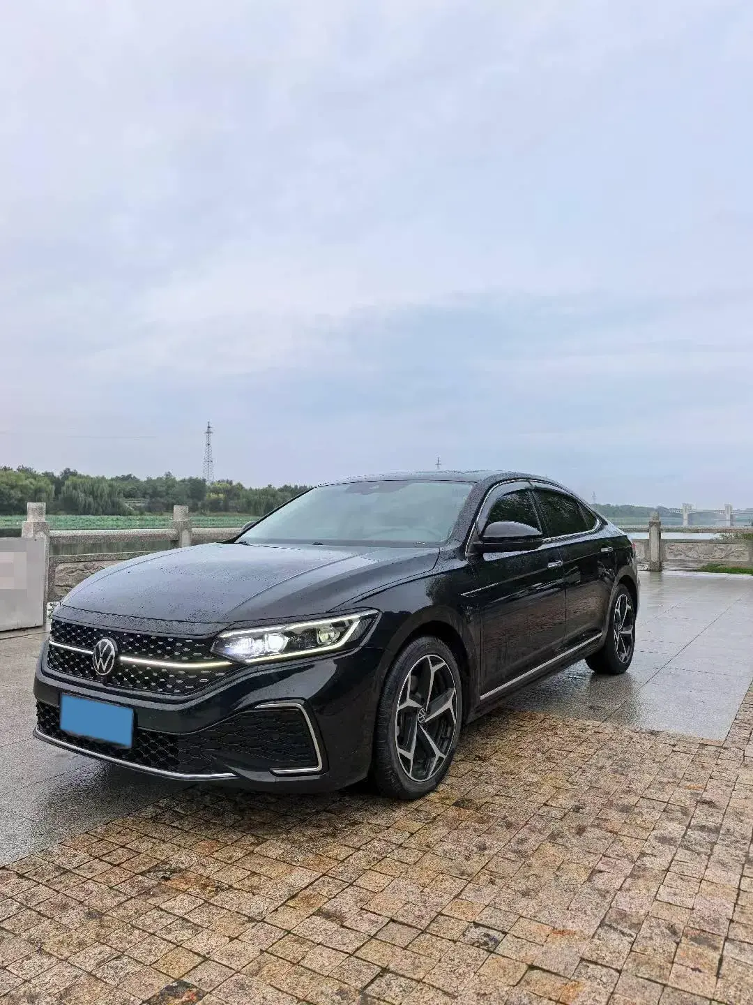 2023 VOLKSWAGEN PASSAT view 1