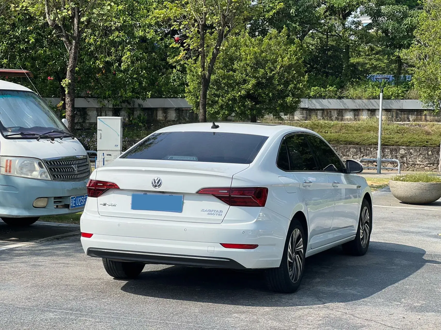 2021 VOLKSWAGEN SAGITAR thumbnail 4