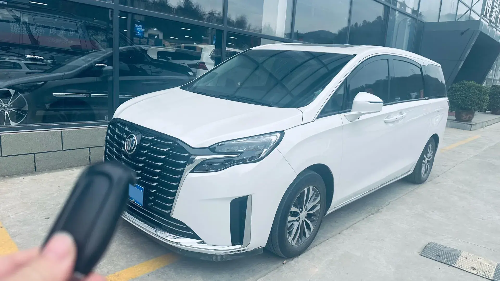 2023 BUICK GL8 view 1