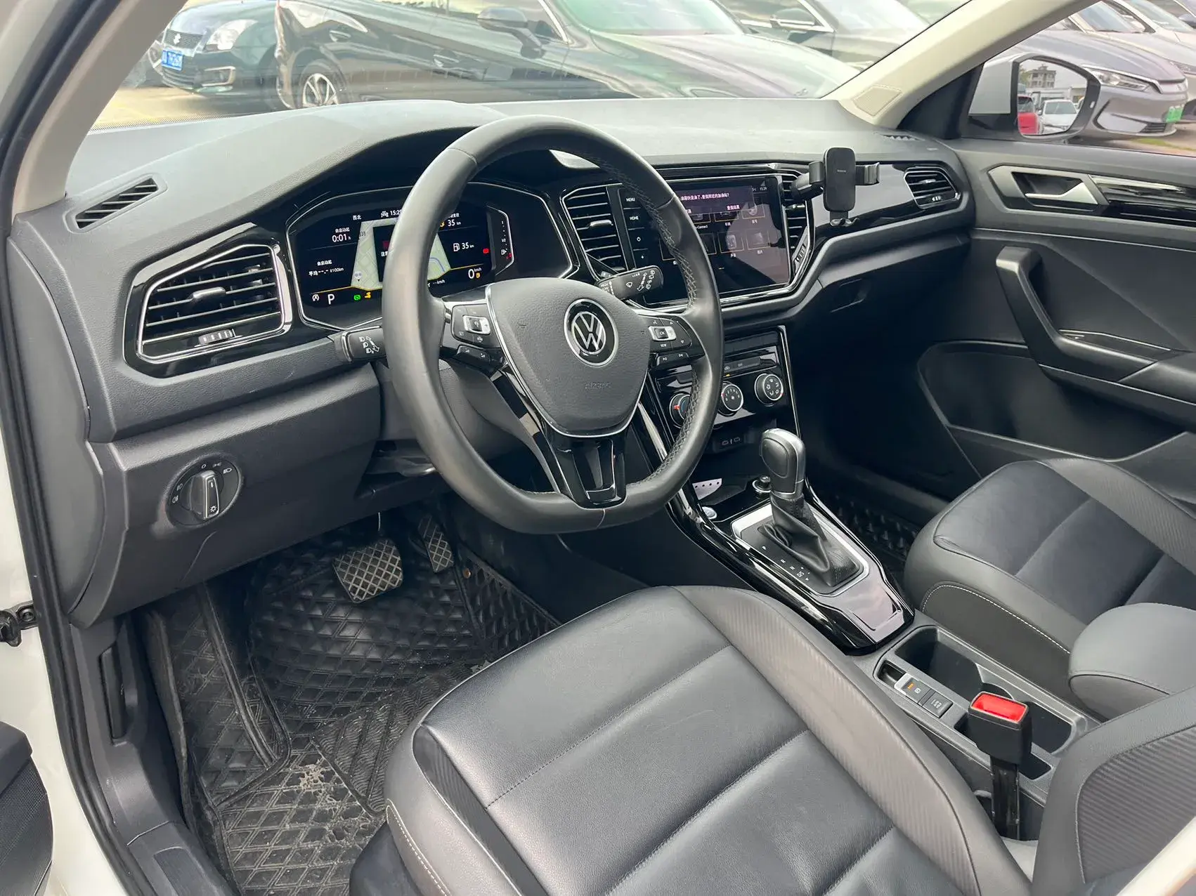 2021 VOLKSWAGEN T-ROC thumbnail 4