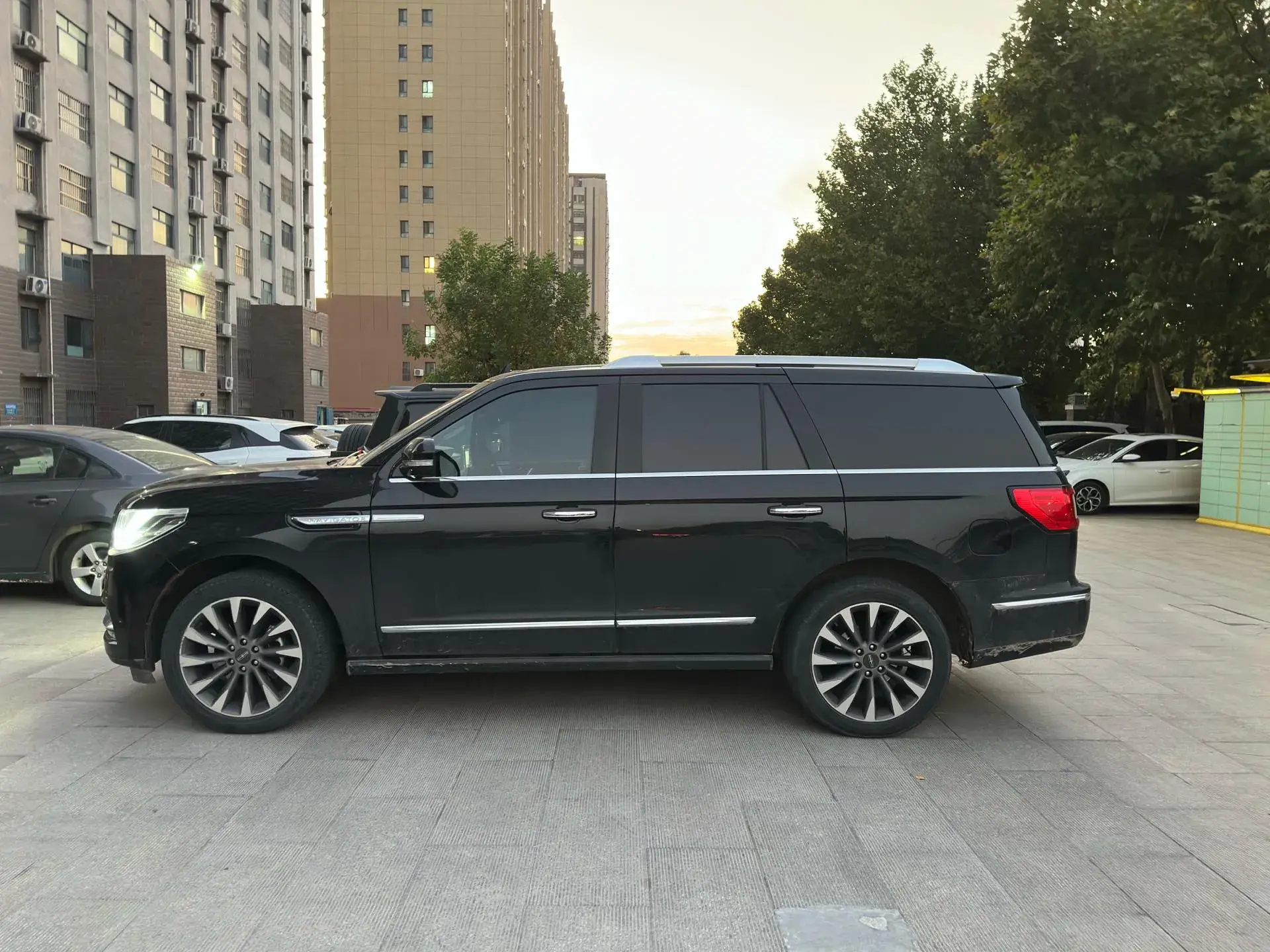 2019 LINCOLN NAVIGATOR thumbnail 2