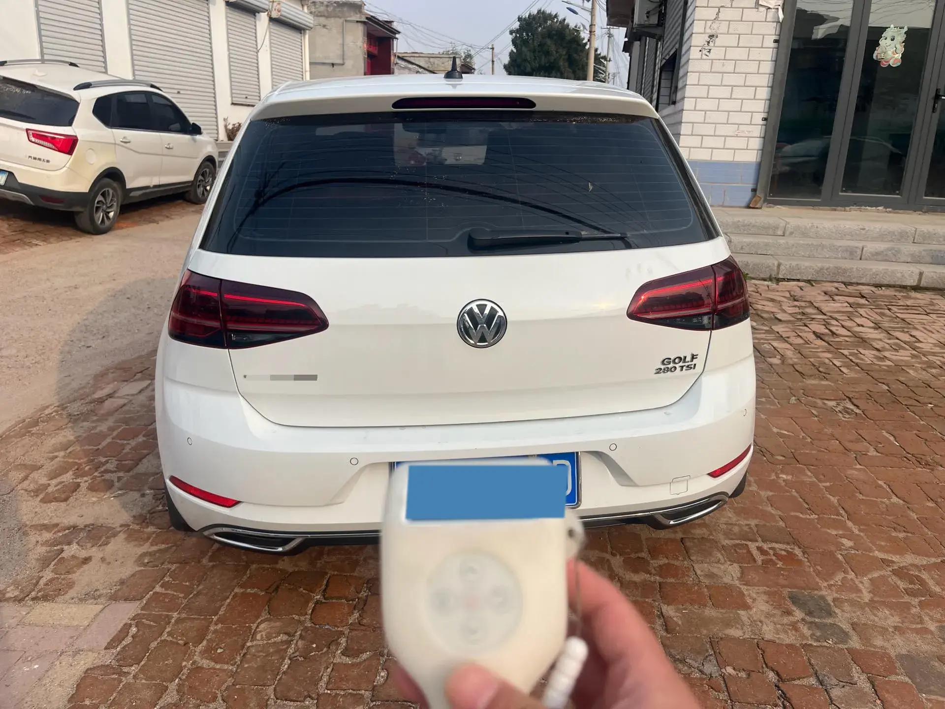 2019 VOLKSWAGEN GOLF thumbnail 3