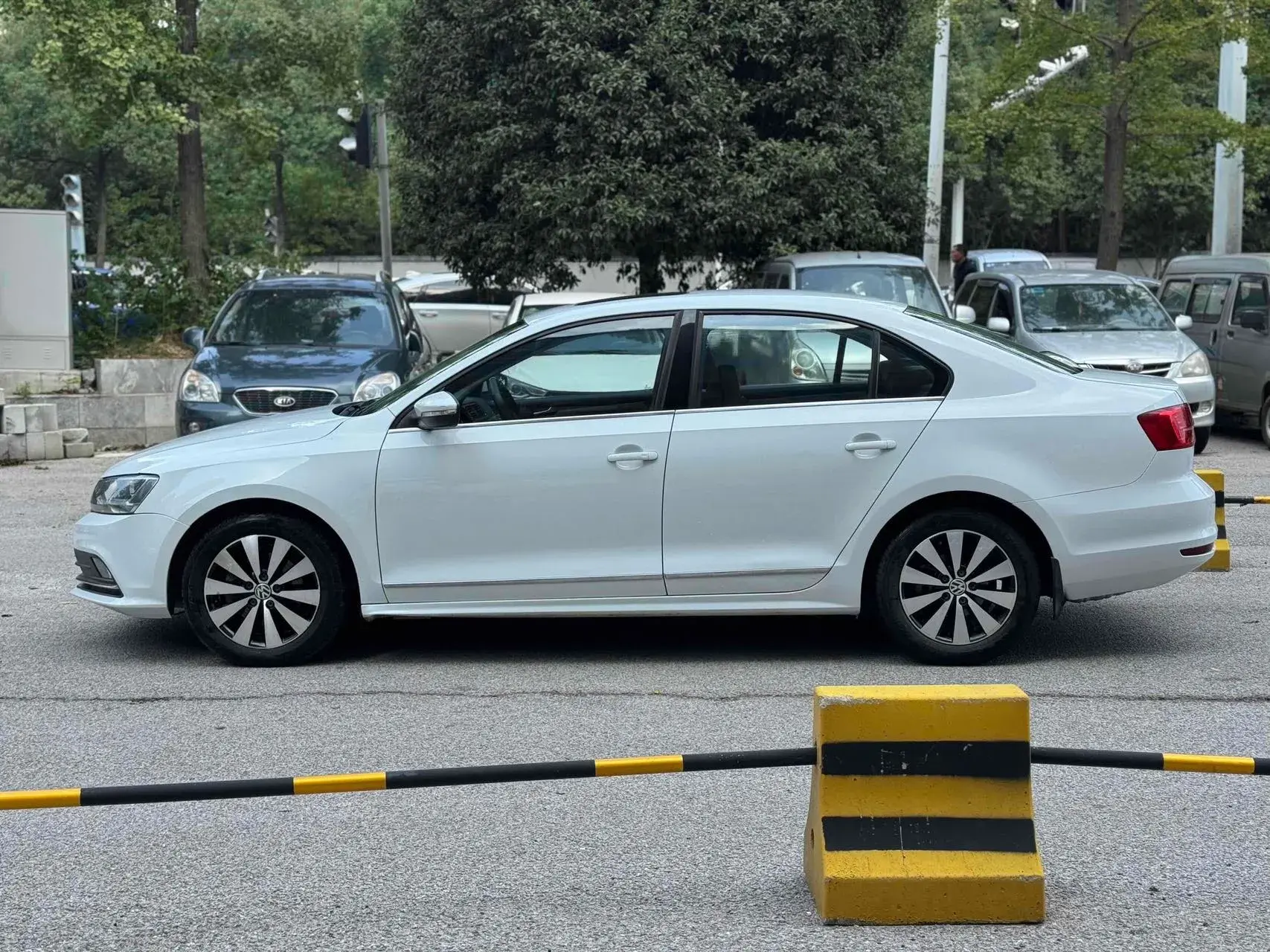 2017 VOLKSWAGEN SAGITAR thumbnail 4