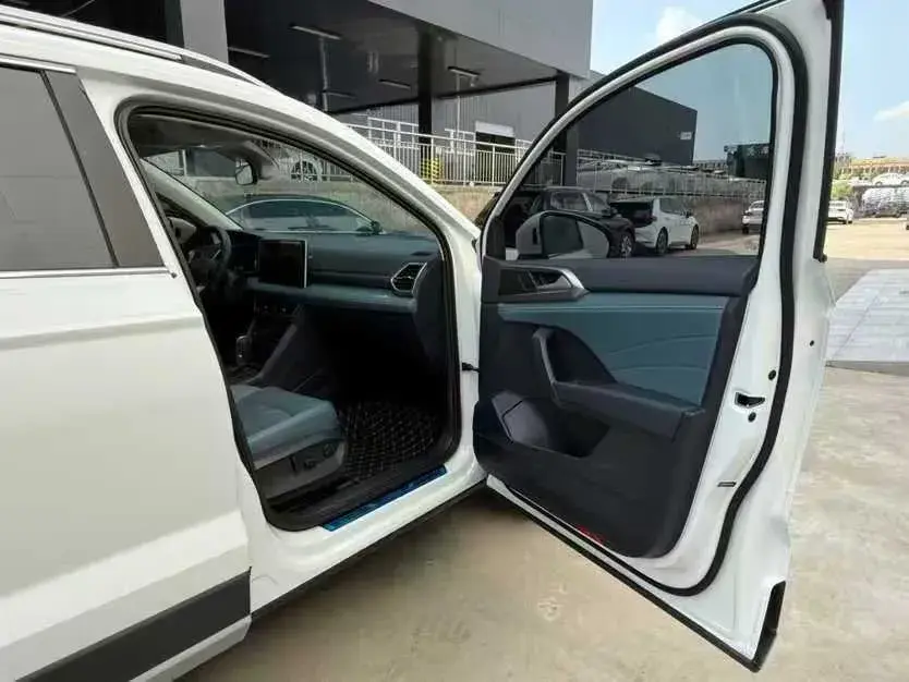 2024 VOLKSWAGEN THARU thumbnail 2